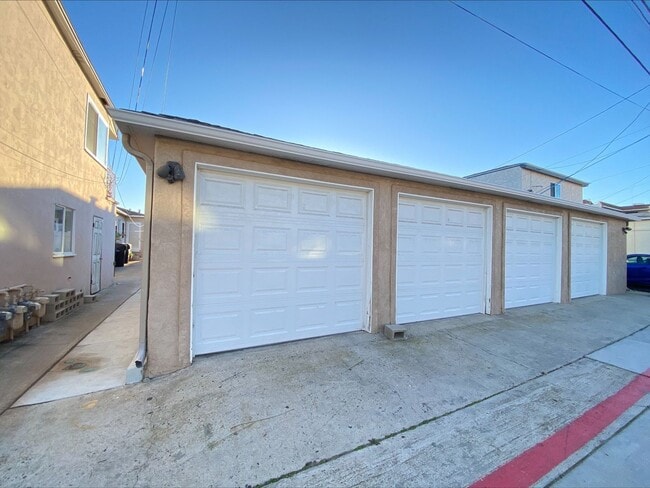 Building Photo - 1 Block from the Beach! Apartment Home in Ocean Beach! Private Garage! Private Patio!