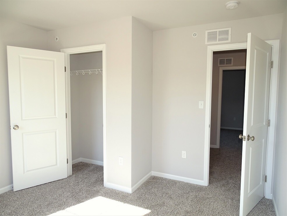 Building Photo - 6 Cobblestone Ct