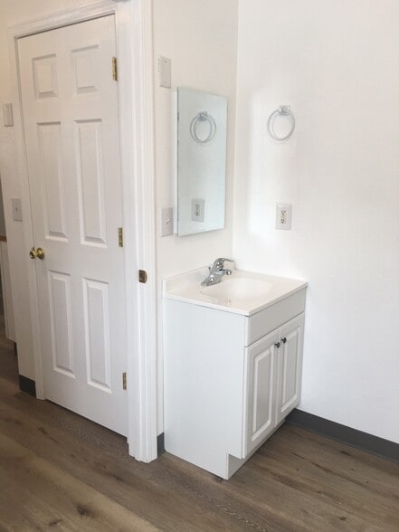 Building Photo - 2013 North Ave W