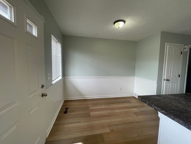Building Photo - Townhome with central air and a garage!