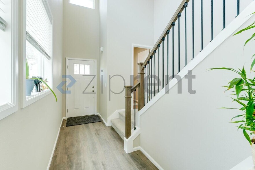 Building Photo - Unit