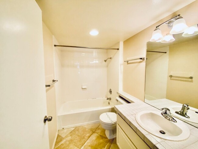 Building Photo - Spacious Condo with A Large Patio and Upstiars Balcony! Parking and Water Included!
