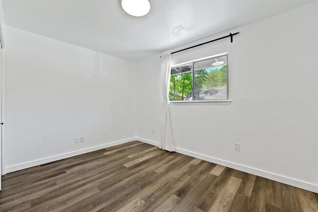 Building Photo - 1706 Elmhurst Dr