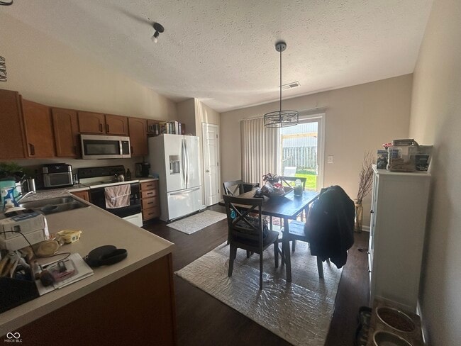 Building Photo - 720 Bluff Creek Dr