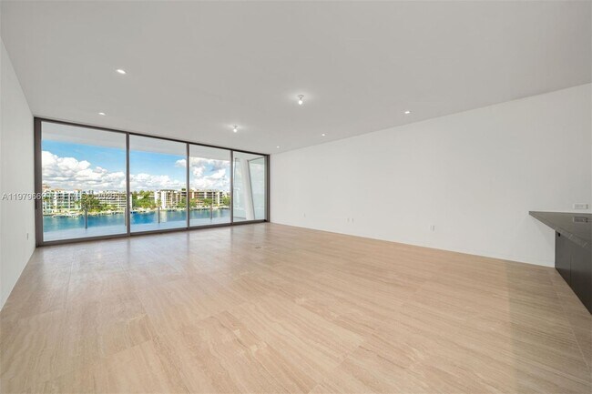 Building Photo - 5 Grove Isle Dr