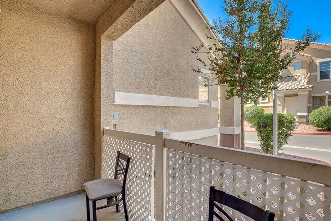 Building Photo - Beautiful  2bed 2bath Gated Community