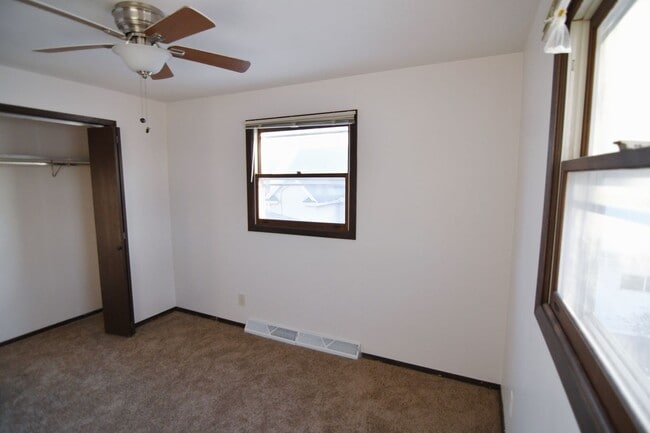 Building Photo - 2 Bed 1.5 Bath Duplex