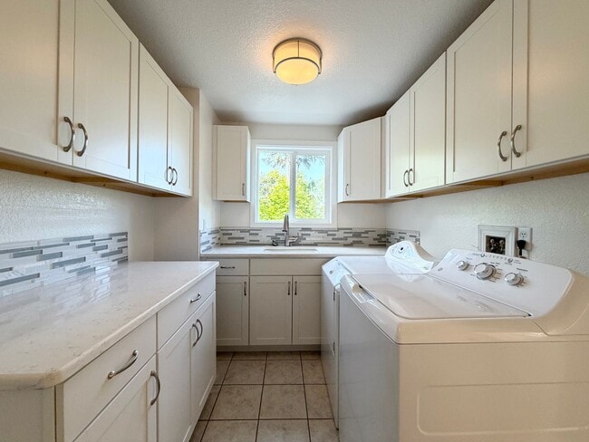 Building Photo - 3695 Sqft. Redondo home near Puget Sound!