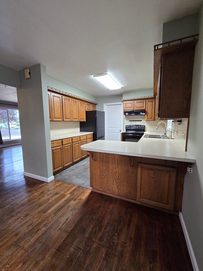 Building Photo - Pet Friendly Single Level 3 Bed 2 Bath Hom...