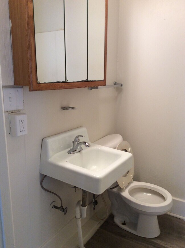 Building Photo - 228 E Bloomington St