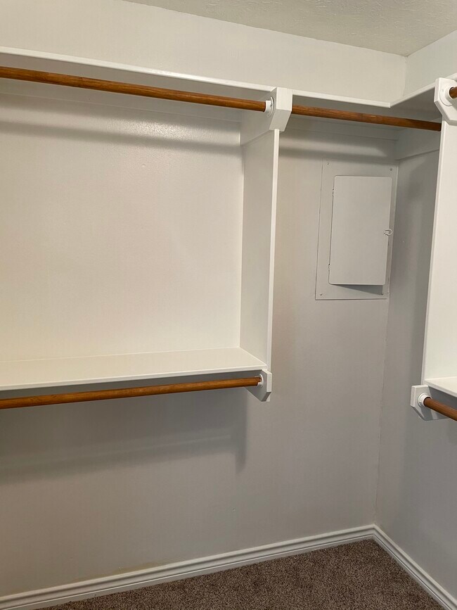 1 oof 2 walk-in closets - 1925 Driskill St