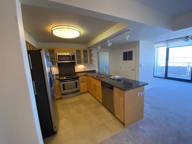 Building Photo - 600 Queen St