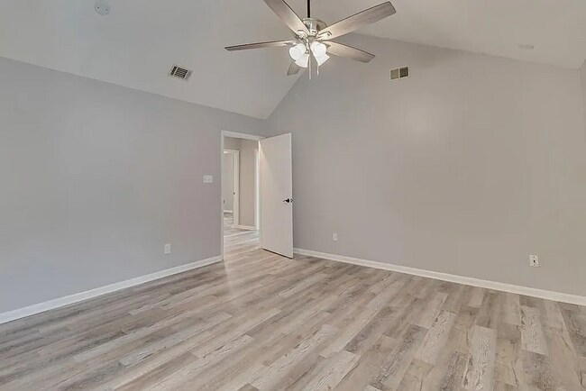 Building Photo - $500 co-op feet to any agent who brings a qualified/approved applicant to rent this home. Beautif...