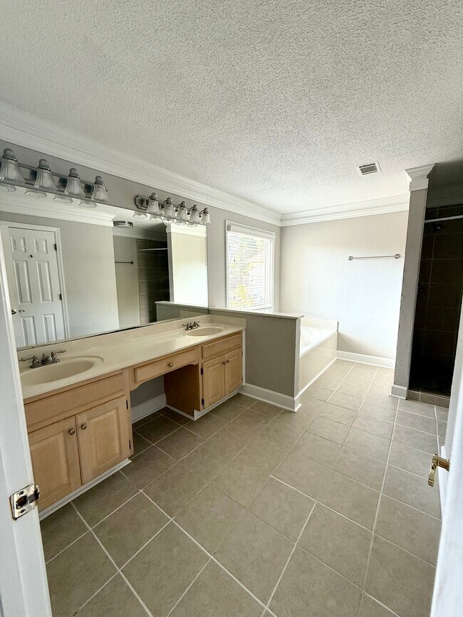 Building Photo - 1601 Willow Way