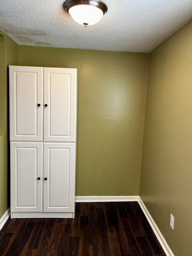 Building Photo - 712 Richmond Ave