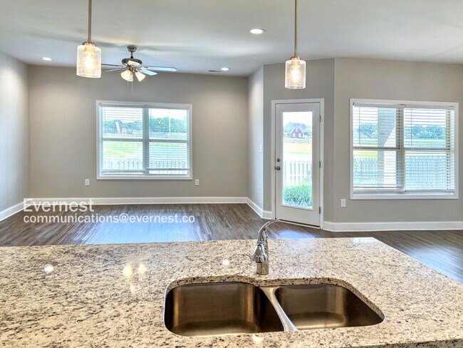 Building Photo - 104 Elaina Grey Ct