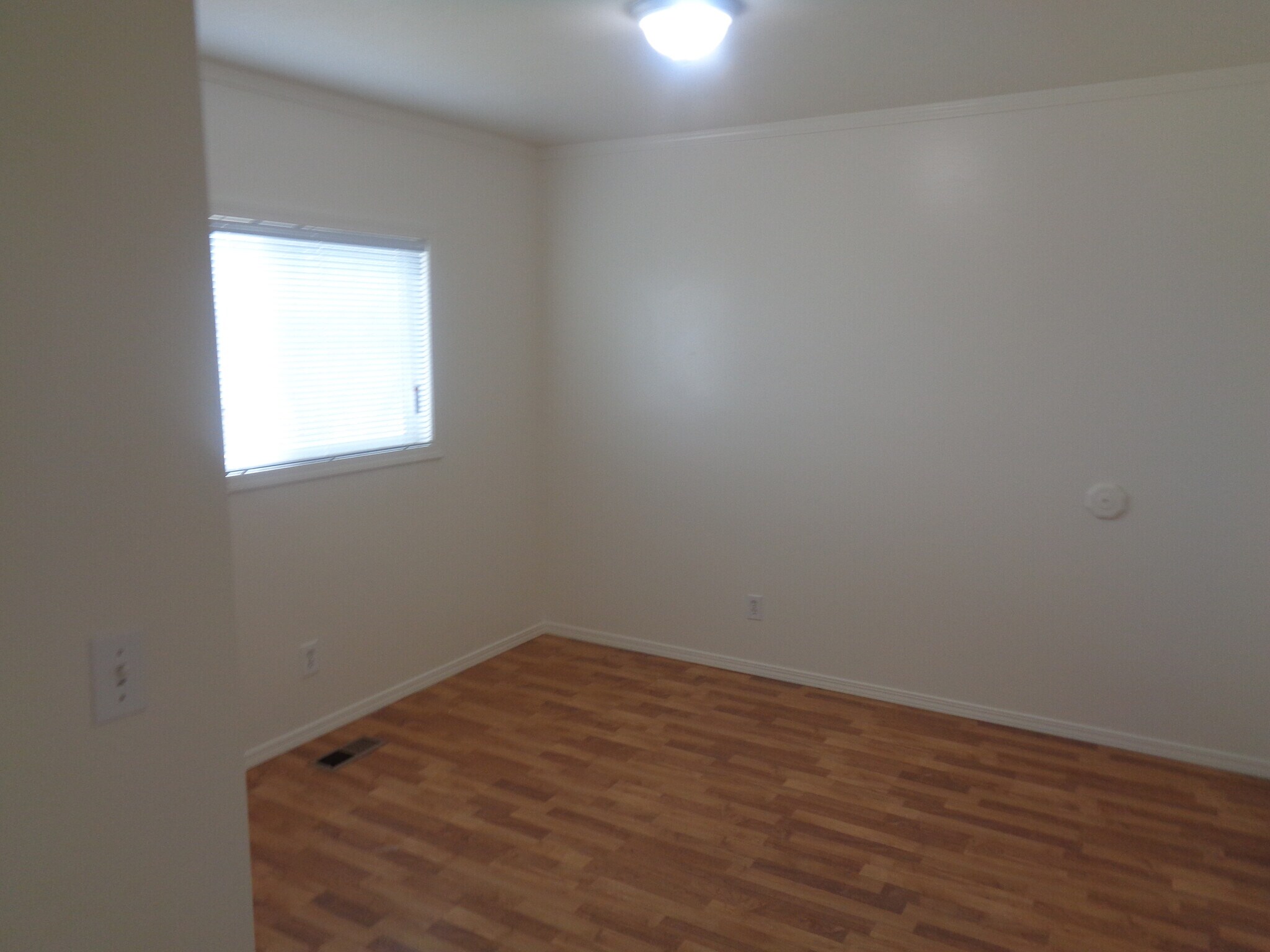 Building Photo - 777 Valley View Dr