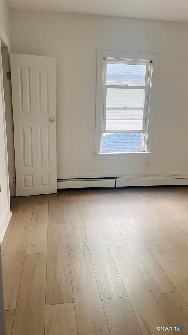 Building Photo - 210 Smith St