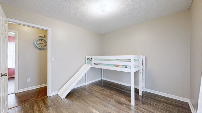 Building Photo - 2553 Hillingdon Dr