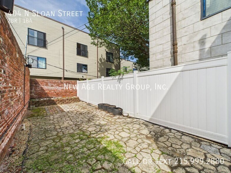 Building Photo - 404 Sloan St