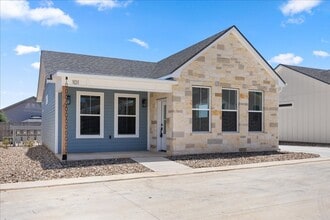 Building Photo - 802 S Creek