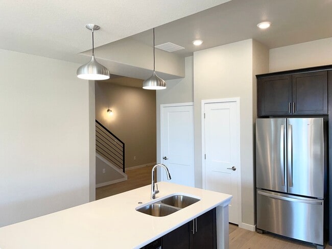 Building Photo - Townhome w/ All the Bells and Whistles!