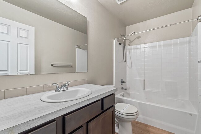Building Photo - Spacious 4bd/2ba, Single Level Home in Qui...