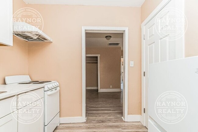 Building Photo - 641 Kenwood Ave