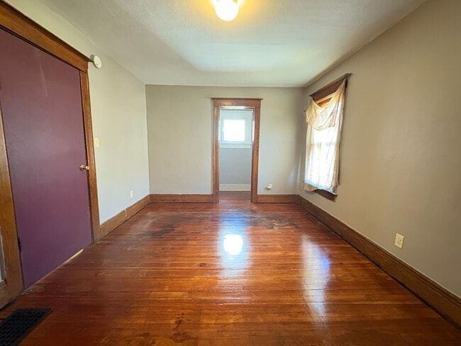 Building Photo - Three Bedroom Single Family Home!