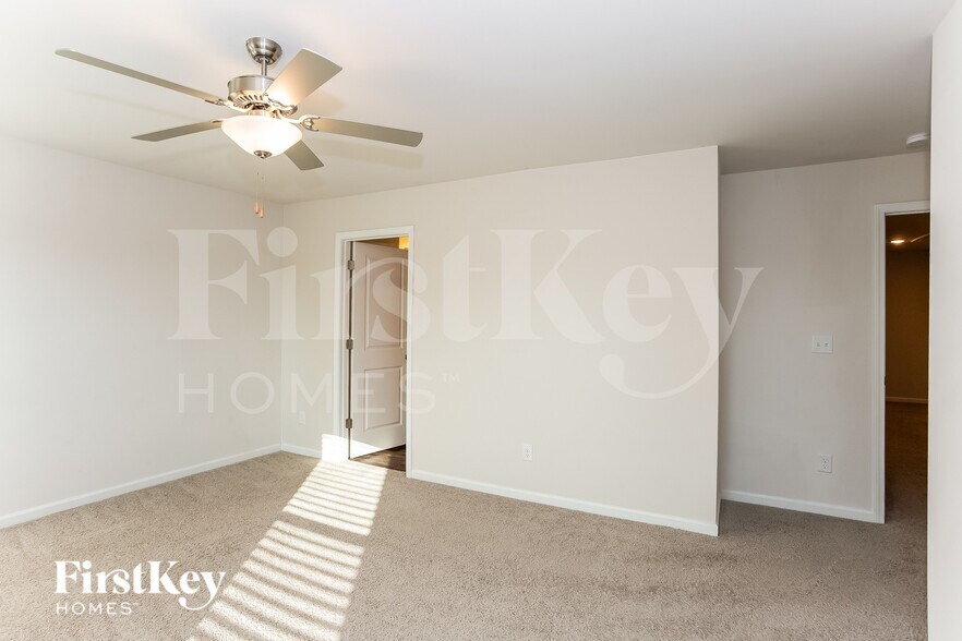 Building Photo - 10755 Rivergate Dr NW