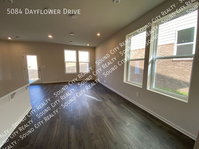 Building Photo - 5084 Dayflower Dr