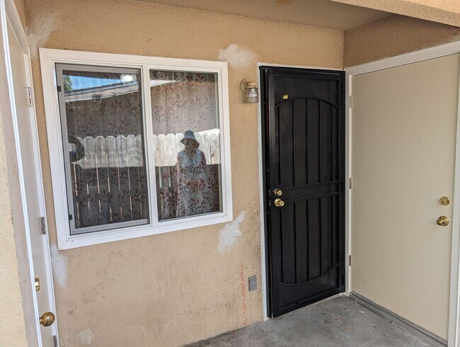 Building Photo - University Triplex