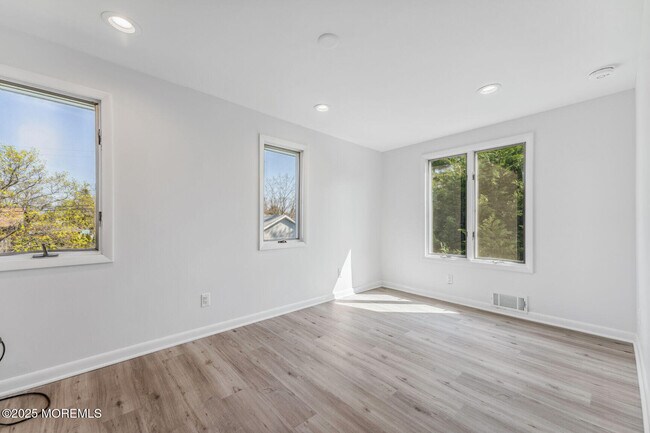Building Photo - 94 Monmouth Rd