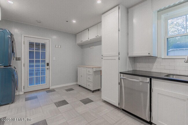 Building Photo - 3620 Myra St