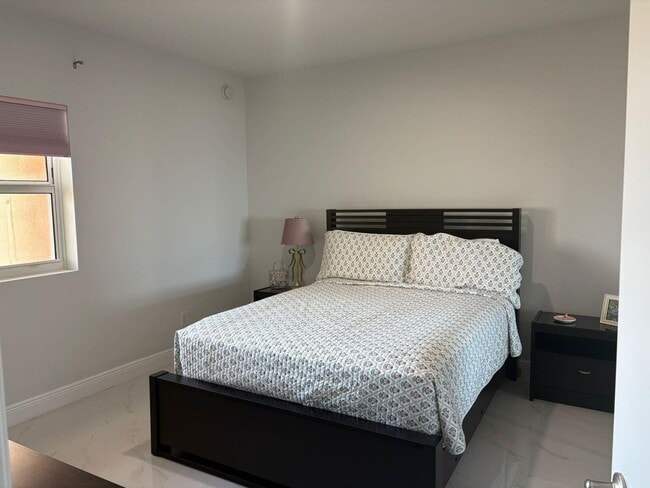 Building Photo - 2650 Lake Shore Dr