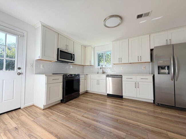 Building Photo - Spacious & Updated Pasadena Townhome for Rent