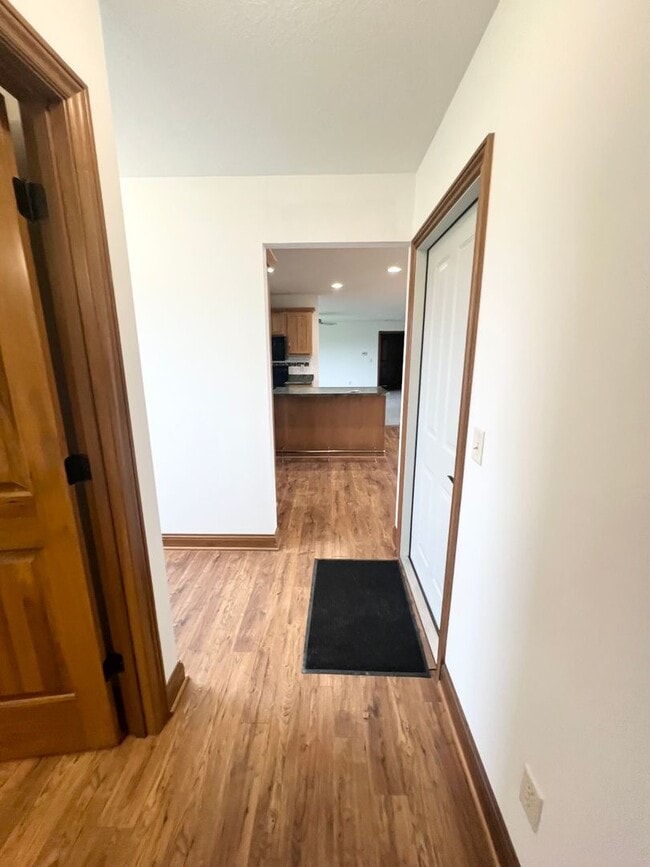 Building Photo - NEW LISTING! 3 Bedroom home