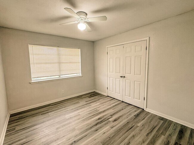Building Photo - 102 Tanglewood Dr