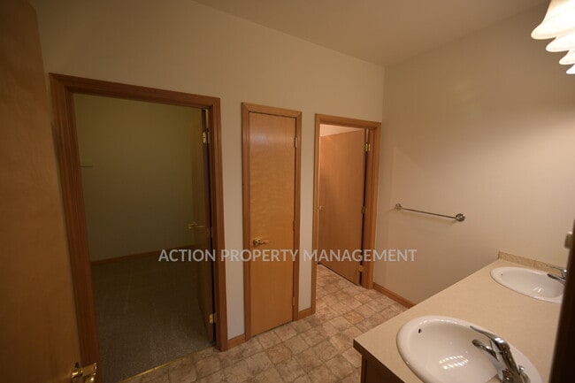 Building Photo - 2 bed 2 bath, in Sequim