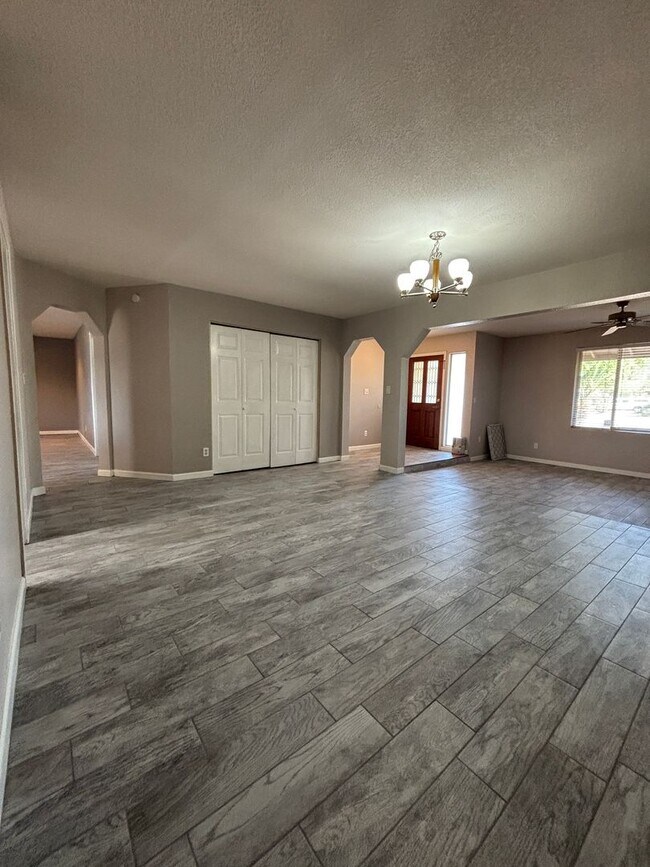 Building Photo - 921 W Naranja Ave