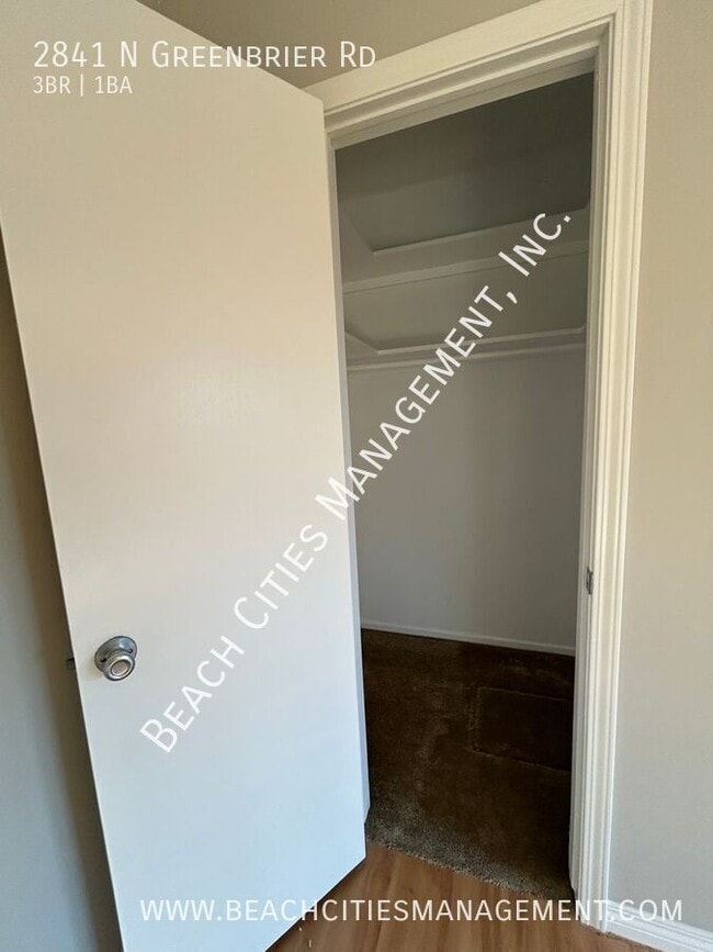 Building Photo - 2841 N Greenbrier Rd