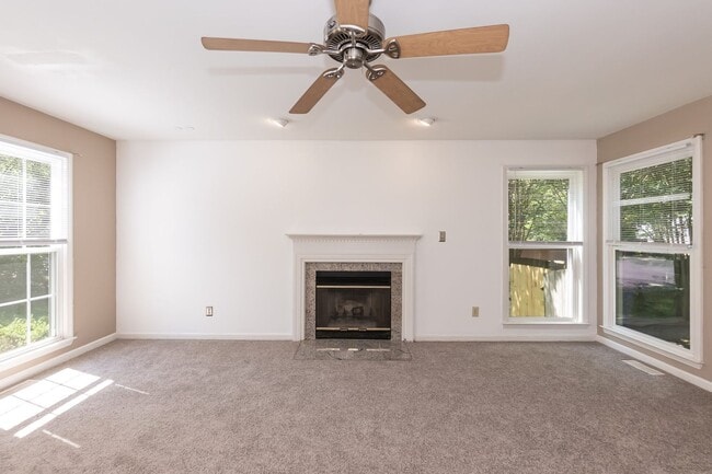 Building Photo - Three Bedroom Home!