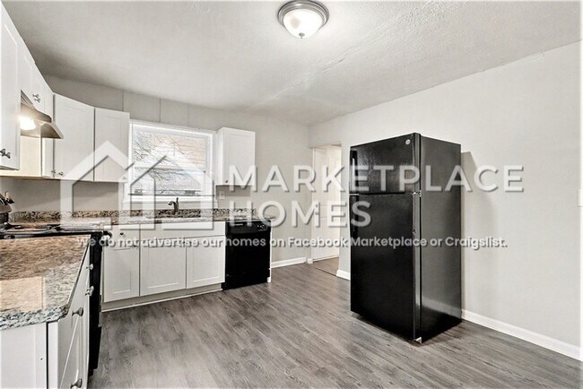 Building Photo - 939 Redford Dr SE