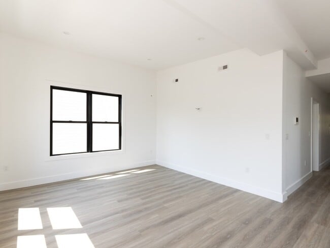 Building Photo - 625 Dorchester Ave