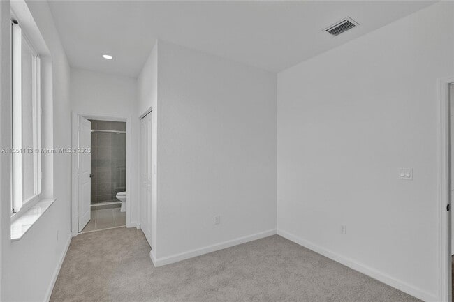 Building Photo - 633 SE 14th Ct
