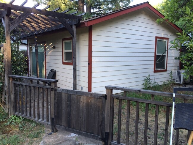 Primary Photo - 740 N Pine St