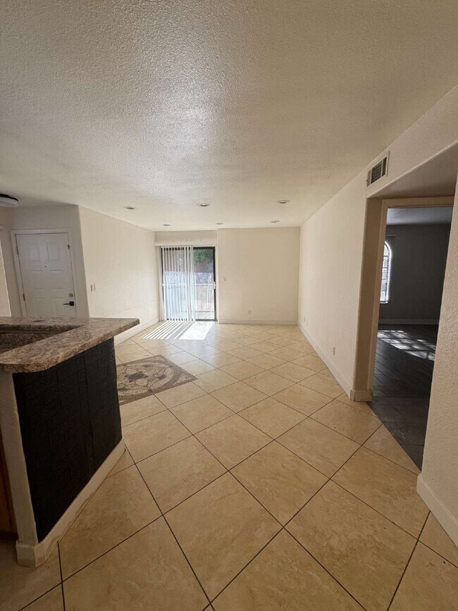 Building Photo - 2 Bed, 1 3/4 Bath Condo