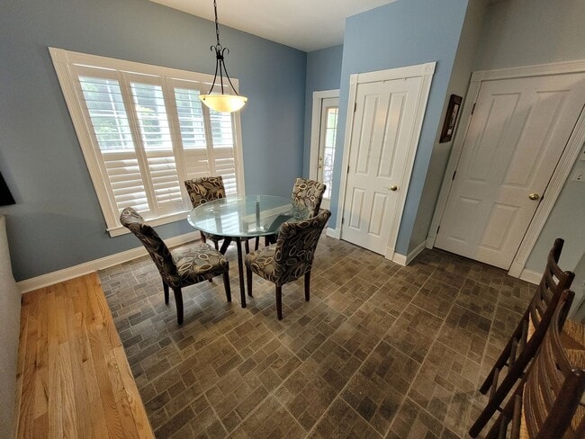 Building Photo - $4200 - 4 Bed / 2.5 Bath Single Family Home in Merrimack on a Cul-de-sac!