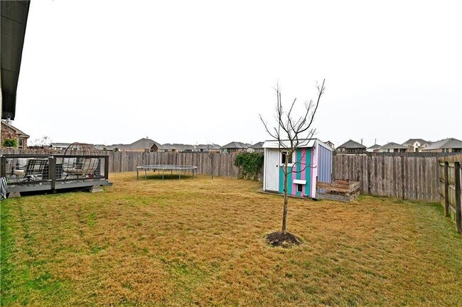 Building Photo - 6825 Leonardo Dr