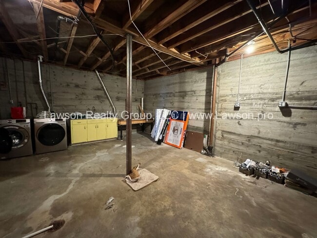 Building Photo - Spacious South Roanoke Home with Lawn Care Included